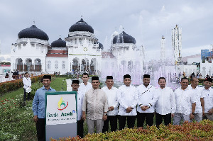 Bank Aceh Resmikan Air Mancur dan Taman Penyejuk Hati Masjid Raya Baiturrahman