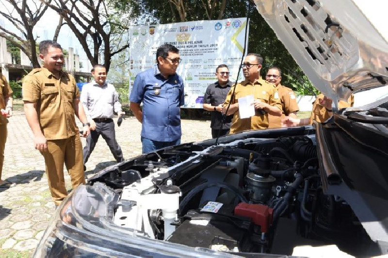 Kadisdik Aceh Serahkan Mobil Operasional untuk Lima SLB