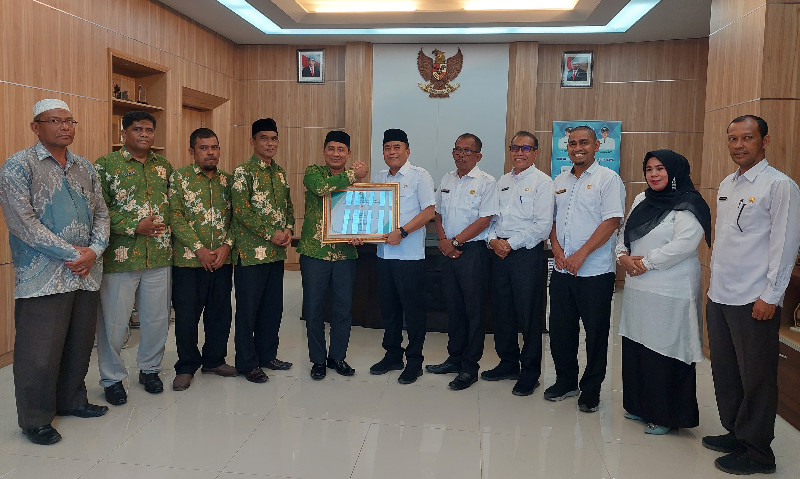 Kanwil Kemenag Aceh Serahkan Penghargaan Tanda Mata pada Pemda Pijay