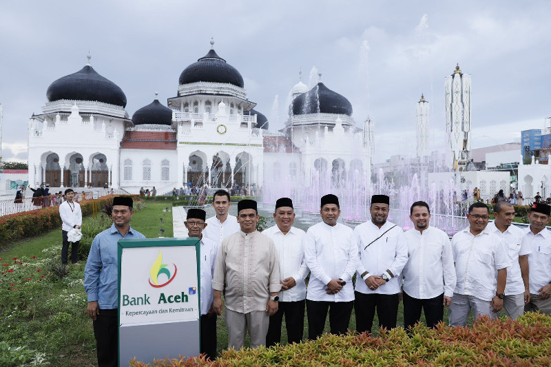 Bank Aceh Resmikan Air Mancur dan Taman Penyejuk Hati Masjid Raya Baiturrahman