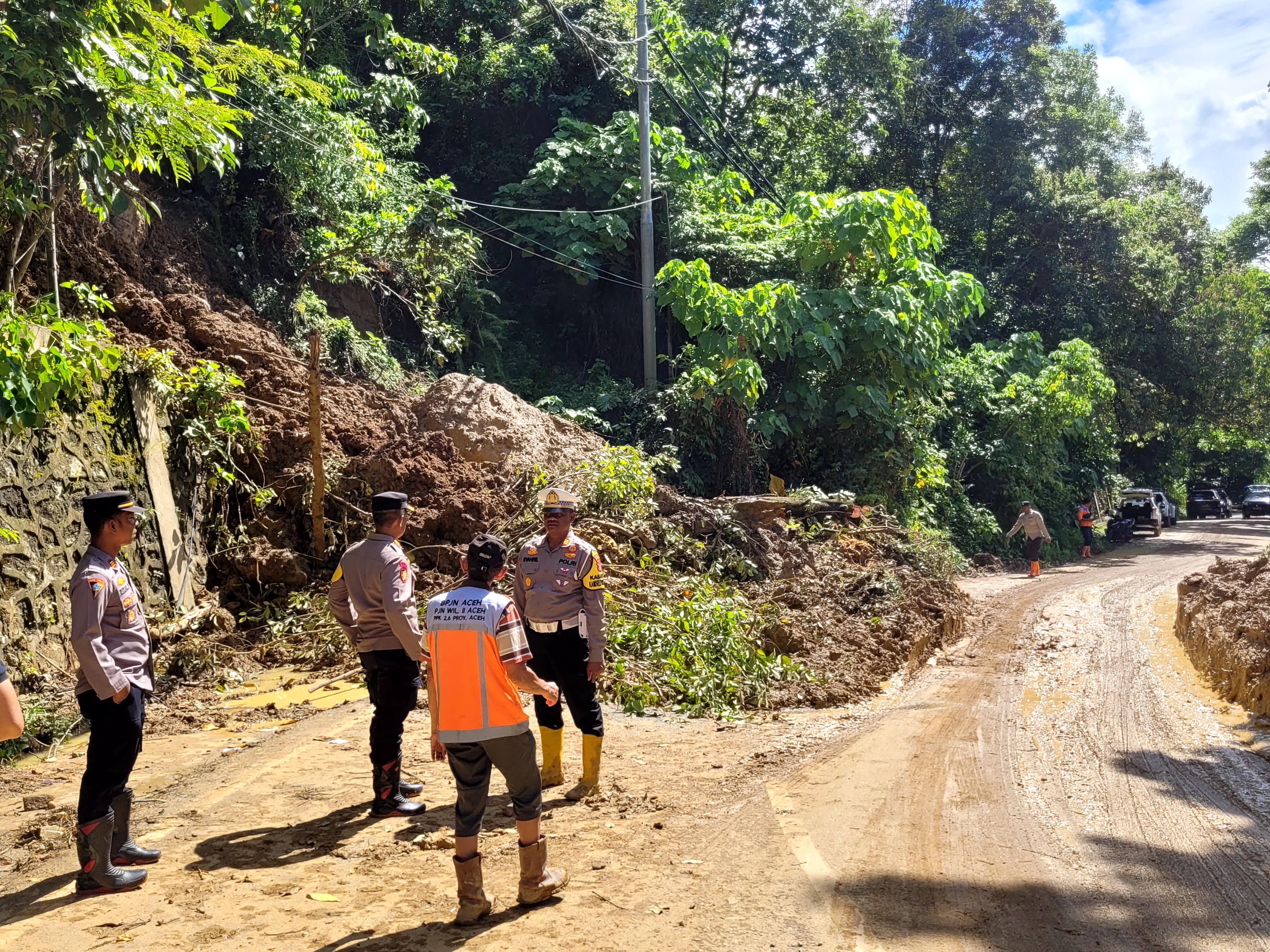 Polres Aceh Selatan Atasi Longsor di Gunung Lhok Rukam Tapaktuan