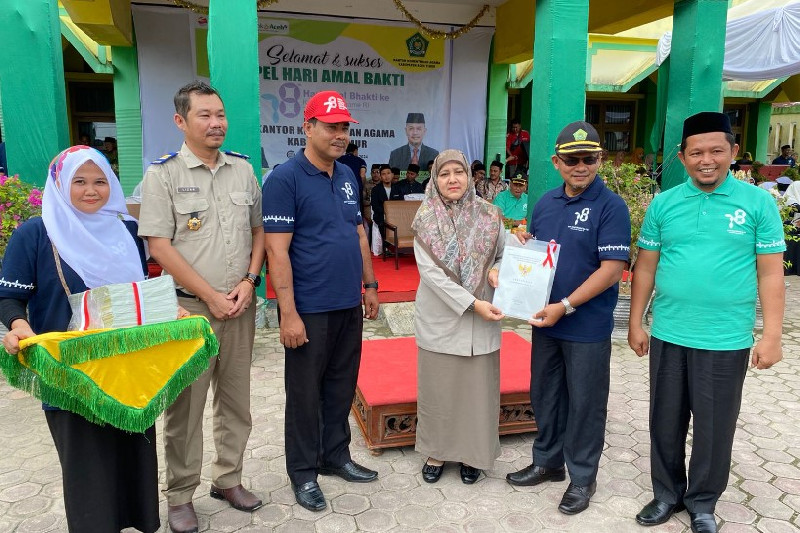 Momentum HAB Ke-78, BPN Aceh Timur Serahkan 358 Sertipikat Tanah Wakaf