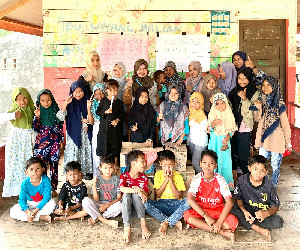 Gelar Aksi Kemanusiaan di Kampung Jawa, Anggola Education Serahkan Bantuan Kepada Warga