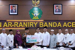 Rektor UIN Ar-Raniry Sumbangkan Dana Zakat 50 Juta Rupiah untuk Baitul Mal Aceh
