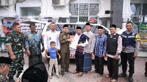 Ketua DPRK Banda Aceh Serahkan Satu Unit Ambulans ke Gampong Lamdingin