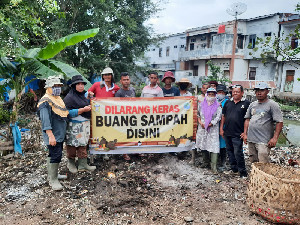 DLH Aceh Besar Gotong Royong Bersihkan Pasar Induk Lambaro