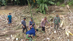 Pascabanjir di Bireuen, TNI-Polri Bersama Masyarakat Gotong Royong Bersihkan Sampah