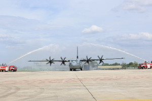 Pesawat Keempat Super Hercules Tiba di Indonesia, Disambut dengan Tradisi Water Salute