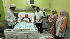 Penjabat Bupati Aceh Besar Jenguk Waled Seulimuem di RSUDZA