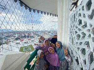 Libur Tahun Baru 2024, Menara Masjid Raya Baiturrahman Ramai Dipadati Wisatawan Lokal