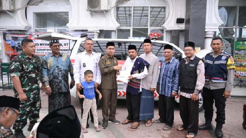 Ketua DPRK Banda Aceh Serahkan Satu Unit Ambulans ke Gampong Lamdingin