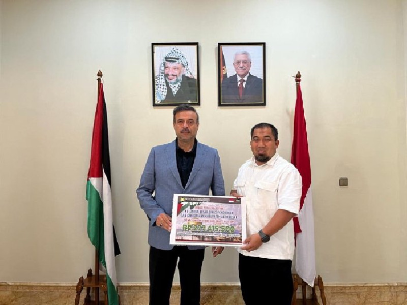 Pj Bupati Iswanto Serahkan Donasi Disdikbud Aceh Besar Rp277 Juta untuk Palestina