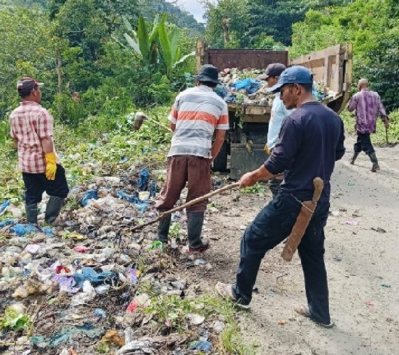 DLH Bener Meriah Bersama Warga Gotong Royong Bersihkan Sampah