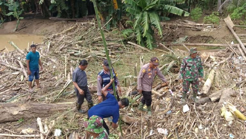 Pascabanjir di Bireuen, TNI-Polri Bersama Masyarakat Gotong Royong Bersihkan Sampah