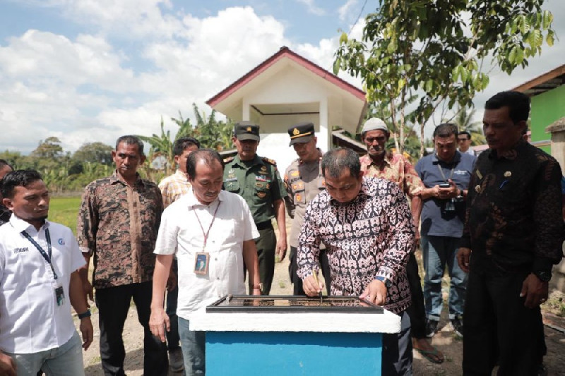 Pj Bupati Aceh Besar Teken Prasasti Sumur Bor dan Pipanisasi Gampong Maheng