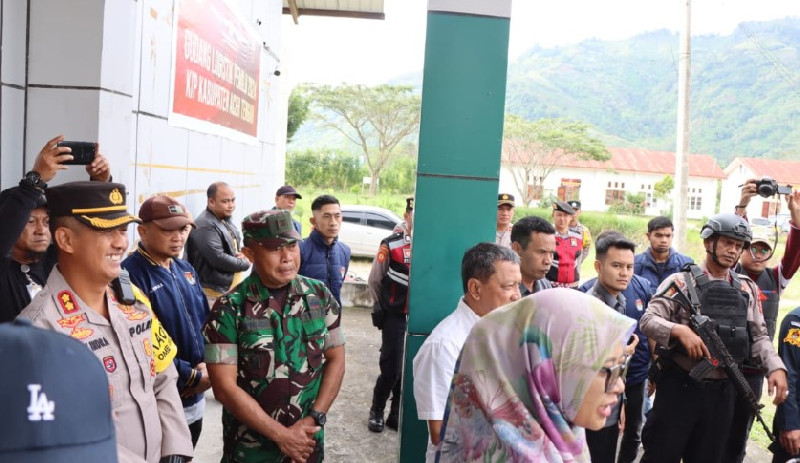 Kapolres dan Forkopimda Aceh Tengah Pantau Kedatangan Surat Suara Pemilu 2024