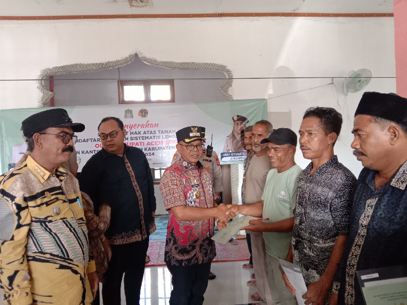 Masyarakat Gampong Alue Pande Aceh Jaya Terima Sertipikat PTSL