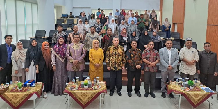 Rektor USK Berikan Penghargaan di Acara Aceh Australian Alumni Awards 2023