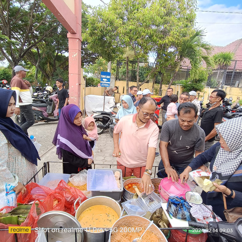Ibu Evi Meraup Rezeki Berjualan di TPS Gampong Lamdingin