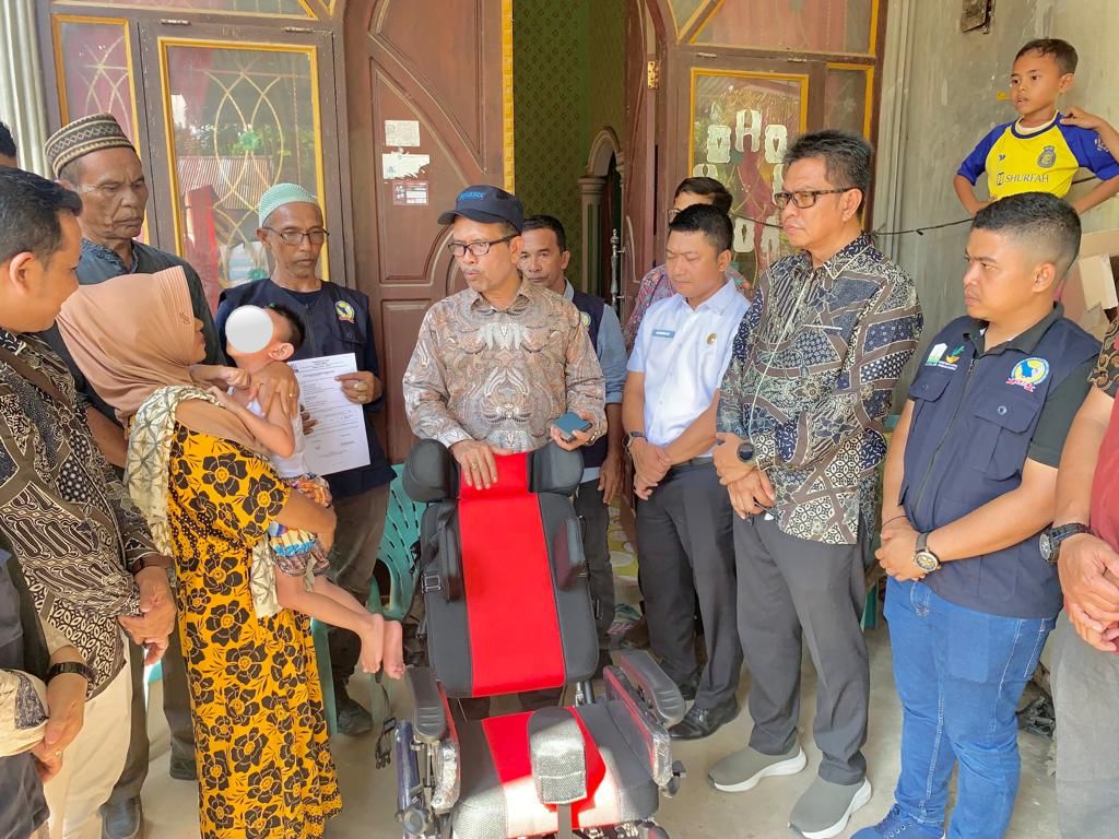 Pemerintah Aceh Serahkan Kursi Roda Adaptif Bagi Anak Disabilitas di Pijay