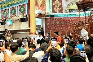 Kawula Muda Membludak Padati Tausiah Ustaz Hanan Attaki di Masjid Oman