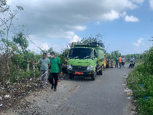 DLH Aceh Besar Lakukan Aksi Satu Jam Memungut Sampah di Kajhu