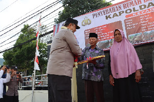 Kapolda Aceh Serahkan 3 Unit Rumah Layak Huni untuk Masyarakat Kurang Mampu