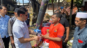 Dinsos Banda Aceh Serahkan Bantuan Masa Panik untuk Korban Kebakaran