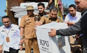Pj Bupati Aceh Besar Tinjau Distribusi Logistik Pemilu ke Pulo Aceh