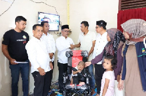 Dinsos Aceh Serahkan Kursi Roda Adaptif Untuk Penyembuhan Anak Cerebral Palsy