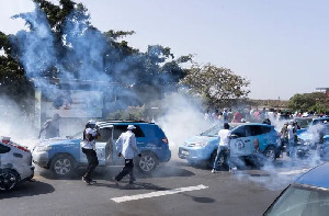 Polisi dan Pengunjuk Rasa Bentrok Setelah Pilpres Senegal Ditunda