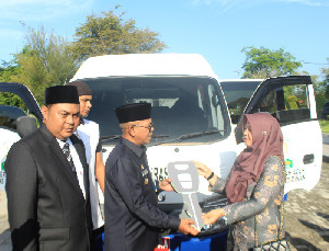 Pemkab Serahkan Mobil Operasional dan Waqaf Al-Qur'an untuk SLB Negeri Aceh Jaya