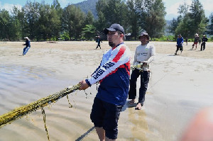 Pj Bupati Aceh Besar Tarek Pukat Bersama Nelayan di Pasie Jantang Lhoong