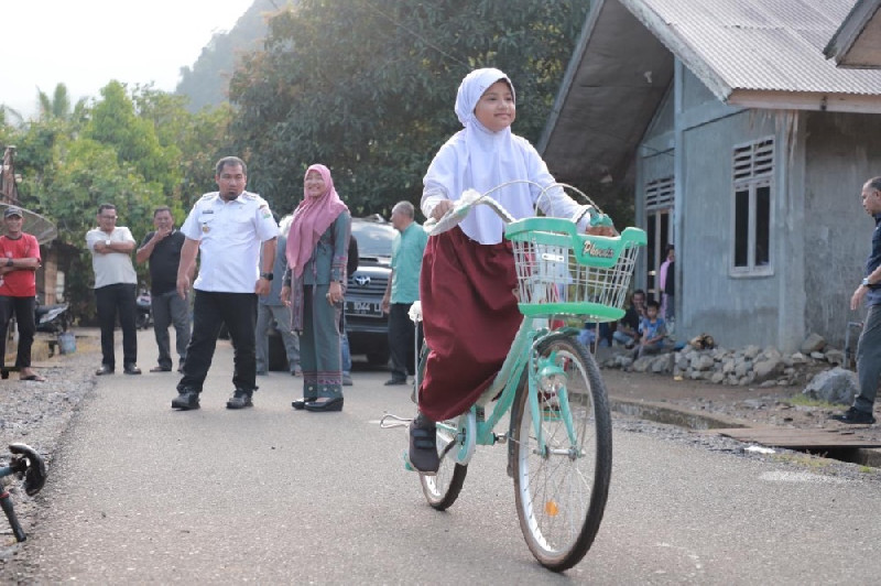 Sumringahnya Maisarah Dapat Hadiah Sepeda Baru dari Penjabat Bupati Aceh Besar