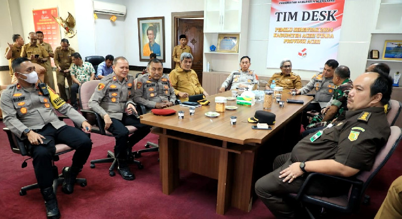 Cek Kesiapan, Pj Bupati Mahyuzar Dampingi Polda Aceh Pantau Tim Desk Pemilu