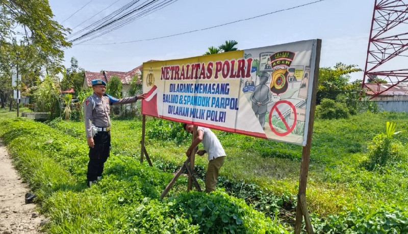 Polres Aceh Timur Pasang Spanduk Larangan Memasang APK di Lahan Polri
