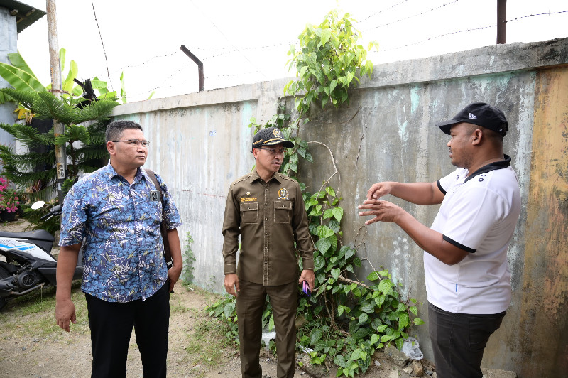 Ketua DPRK Bersama Tirta Daroy Cek Jaringan Air Bersih di Perumahan RSJ Aceh