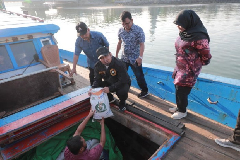 Penjabat Bupati Iswanto Lepas Pemberangkatan 9,2 Ton Beras Bantuan ke Pulo Aceh