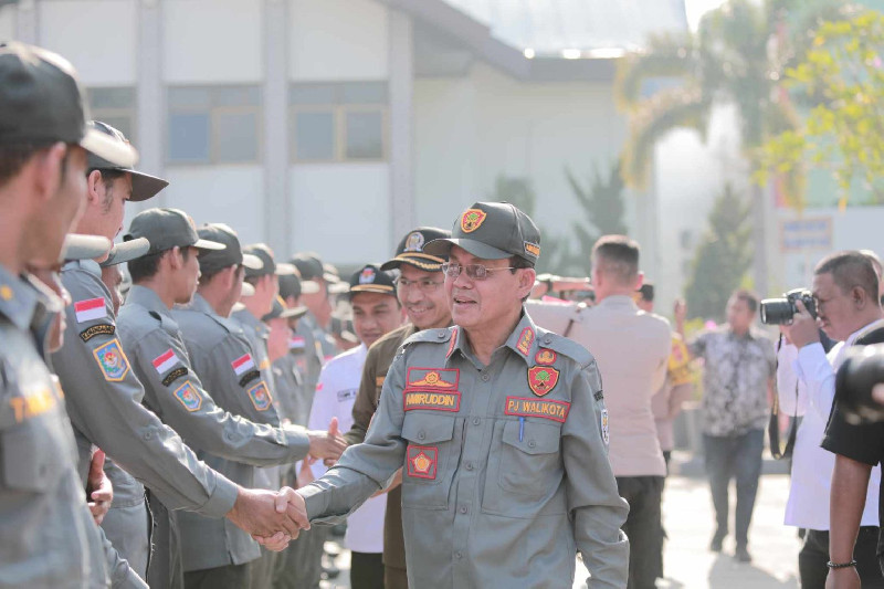 Sukseskan Pemilu, Pemko Banda Aceh Serahkan 1.832 Personil Satlinmas ke Polresta