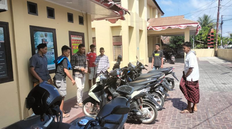 Balap Liar, Pemuda Lamdingin Serahkan Lima Sepeda Motor ke Polsek Kuta Alam