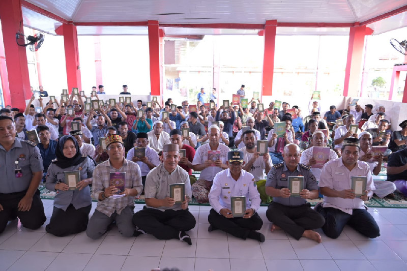 Pj Bupati Aceh Jaya Salurkan 87 Mushaf Al-Qur'an ke Lapas Calang