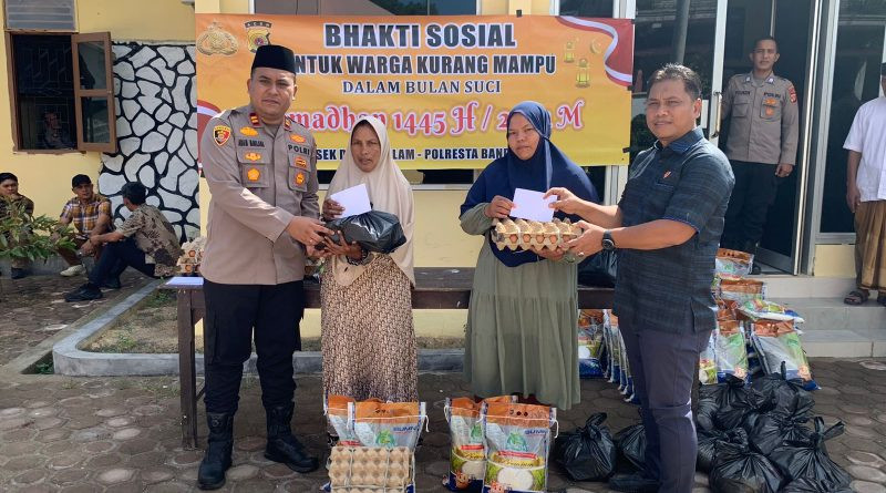 Polsek Darussalam dan Sat Reskrim Banda Aceh Bagikan 50 Paket Ramadan