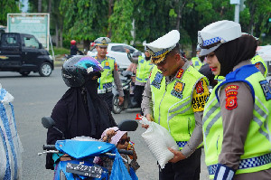 Dirlantas Polda Aceh Berbagi Takjil Berbuka kepada pengendara di Aceh