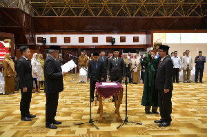 Azwardi Dilantik Sebagai Pj Sekda Aceh, Berikut Pesan Pj Gubernur Bustami