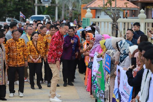 PM Thailand Kagumi Manuskrip Al-Qur'an Tertua Asal Aceh di Narathiwat