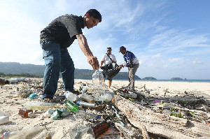 FJL Aceh Bersih-bersih Sampah di Pantai Balu Pulo Aceh