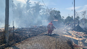 Kebakaran Hanguskan 10 Rumah di Komplek Aspol Seulimuem Aceh Besar