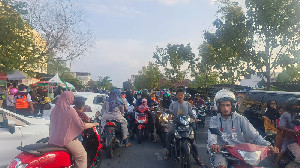 Hari Pertama Puasa, Warga Banda Aceh Berburu Takjil di Jalan Syiah Kuala