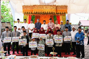 Pj Bupati Aceh Besar Serahkan Bonus Juara MTQ dan FASI