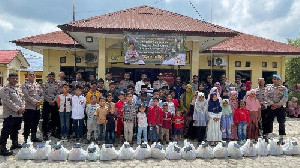 Polsek Krueng Barona Jaya Salurkan 70 Paket Ramadan Bagi Anak Yatim